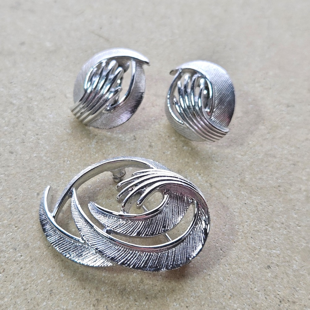Sarah Coventry Vintage 70s Silver Tone Swirl‎ Brooch and Clip On Earrings Set